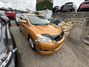 Toyota Matrix S Hatchback AWD (2.4L 4cyl 4A) 2010 Gold