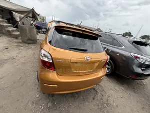Toyota Matrix S Hatchback AWD (2.4L 4cyl 4A) 2010 Gold
