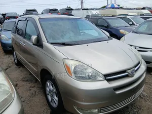 Toyota Sienna XLE AWD (3.3L V6 5A) 2004 Gold