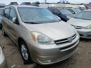 Toyota Sienna XLE AWD (3.3L V6 5A) 2004 Gold