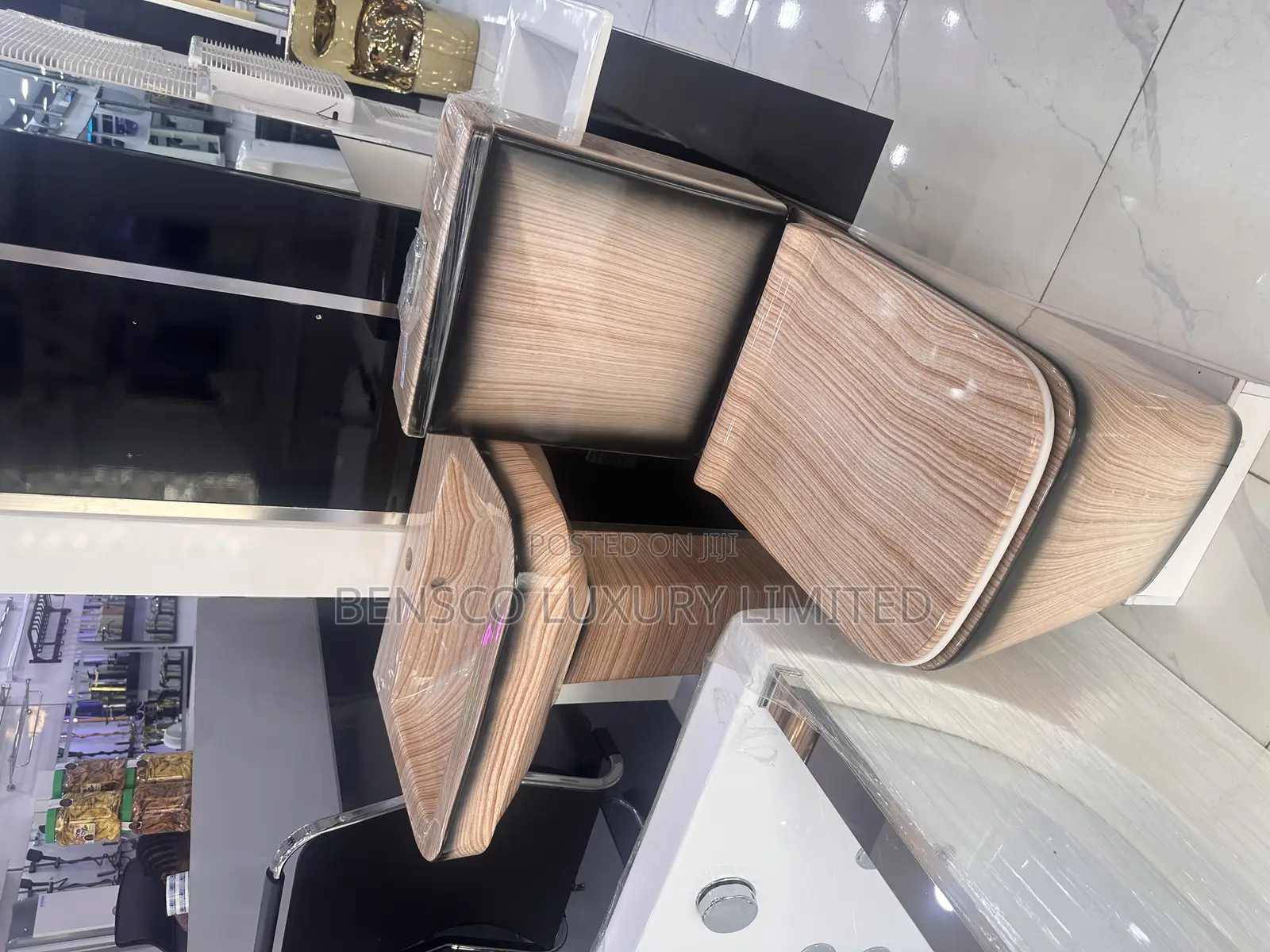 Wood -Patterned Toilet Set .