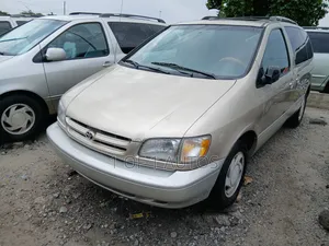 Toyota Sienna LE & 1 hatch 2000 Gold