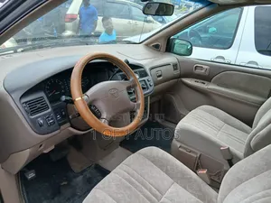 Toyota Sienna LE & 1 hatch 2000 Gold