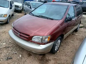 Toyota Sienna LE & 1 hatch 2000 Red