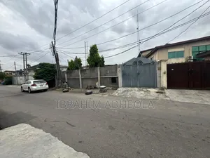 Land Measuring 800sqm With Demolishable Structure