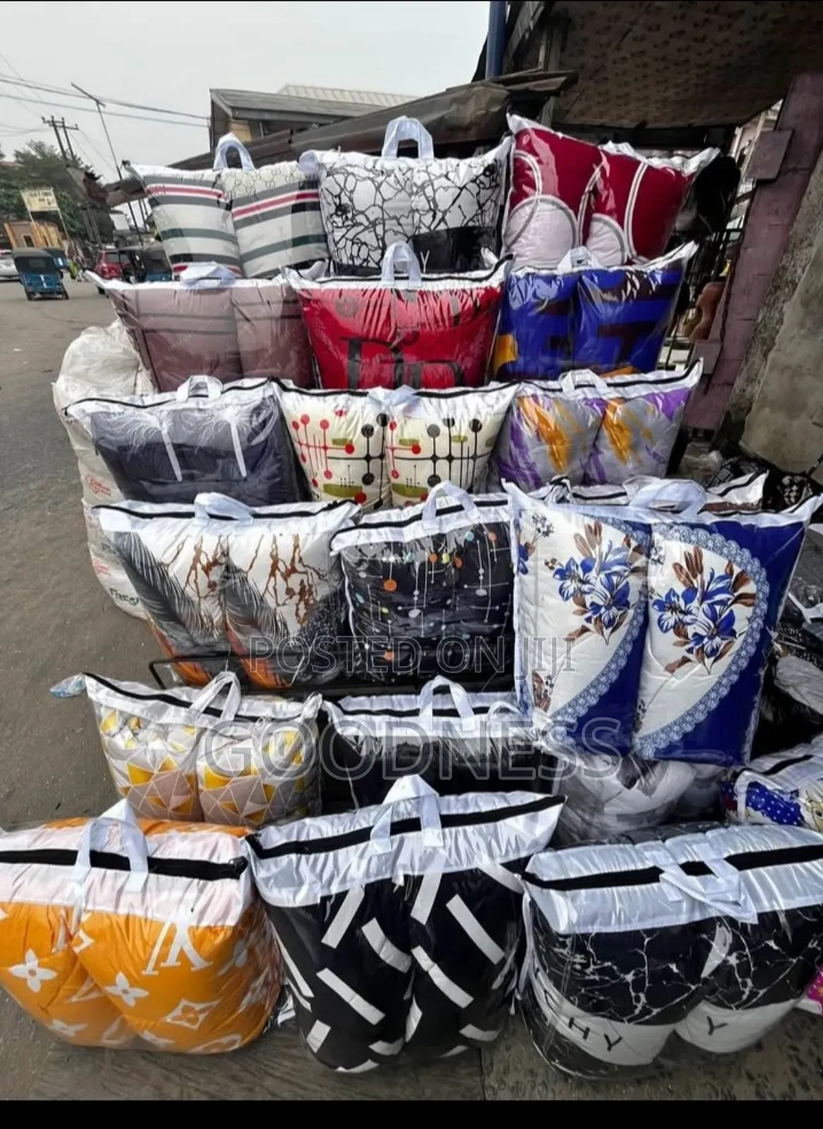 Duvet With Bedsheets and Four Pillows Case Available in All Bed Sizes