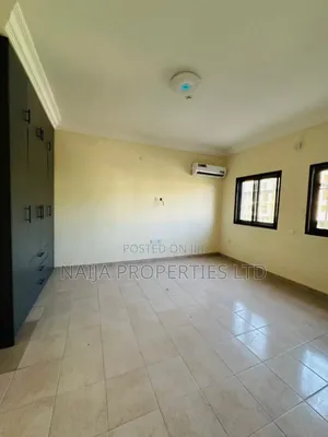 3bdrm Apartment in Lekki Phase 1 for rent