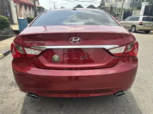 Hyundai Sonata SE Sedan FWD (2.4L 4cyl 6A) 2011 Red