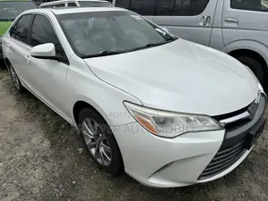 Toyota Camry XLE 4dr Sedan (3.5L 6cyl 6A) 2017 White