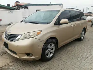 Toyota Sienna 2012 Gold