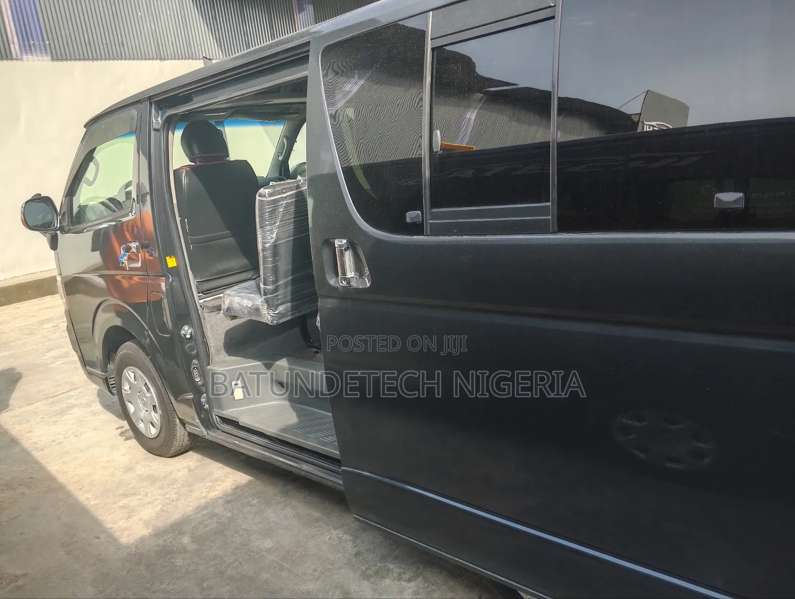 Toyota HiAce 2013 Black