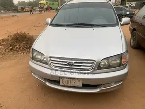 Toyota Picnic 2.0 FWD 2002 Gold