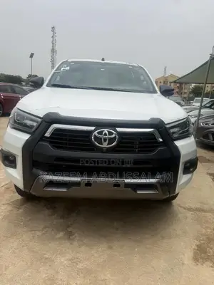 Toyota Hilux 2024 White