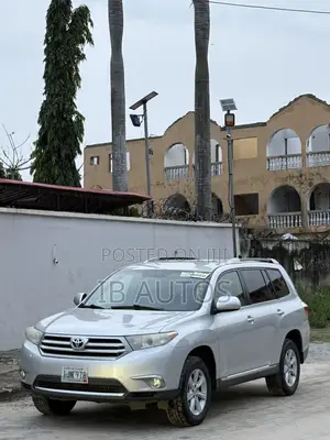 Toyota Highlander SE 2012 Silver