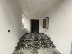 5bdrm Duplex in Chevron for rent