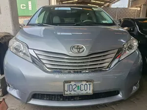 Toyota Sienna XLE FWD 8-Passenger 2013 Silver