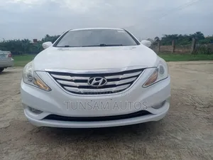 Hyundai Sonata Limited 2.0T Sedan (2.0L 4cyl 6A) 2013 White