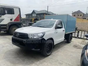 Toyota Hilux 2022 White