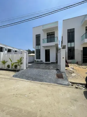 5bdrm Duplex in Ikota for sale