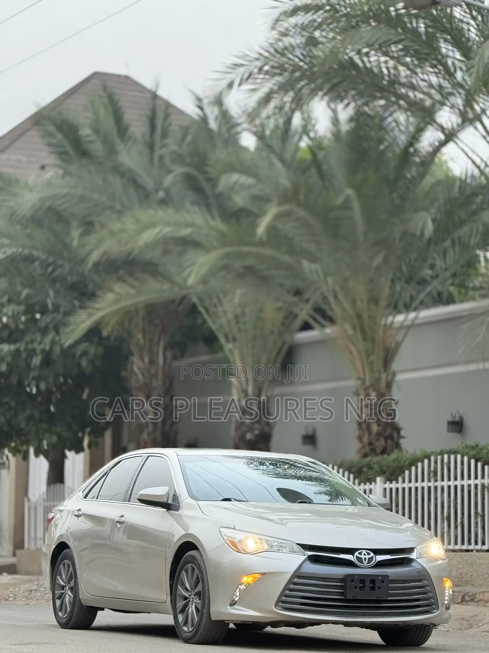 Toyota Camry XLE 4dr Sedan (2.5L 4cyl 6A) 2016 Gold
