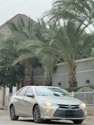 Toyota Camry XLE 4dr Sedan (2.5L 4cyl 6A) 2016 Gold