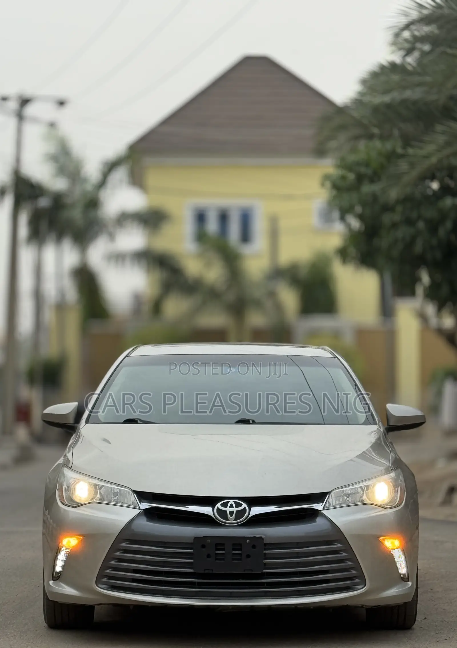 Toyota Camry XLE 4dr Sedan (2.5L 4cyl 6A) 2016 Gold