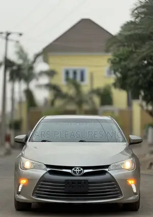 Toyota Camry XLE 4dr Sedan (2.5L 4cyl 6A) 2016 Gold