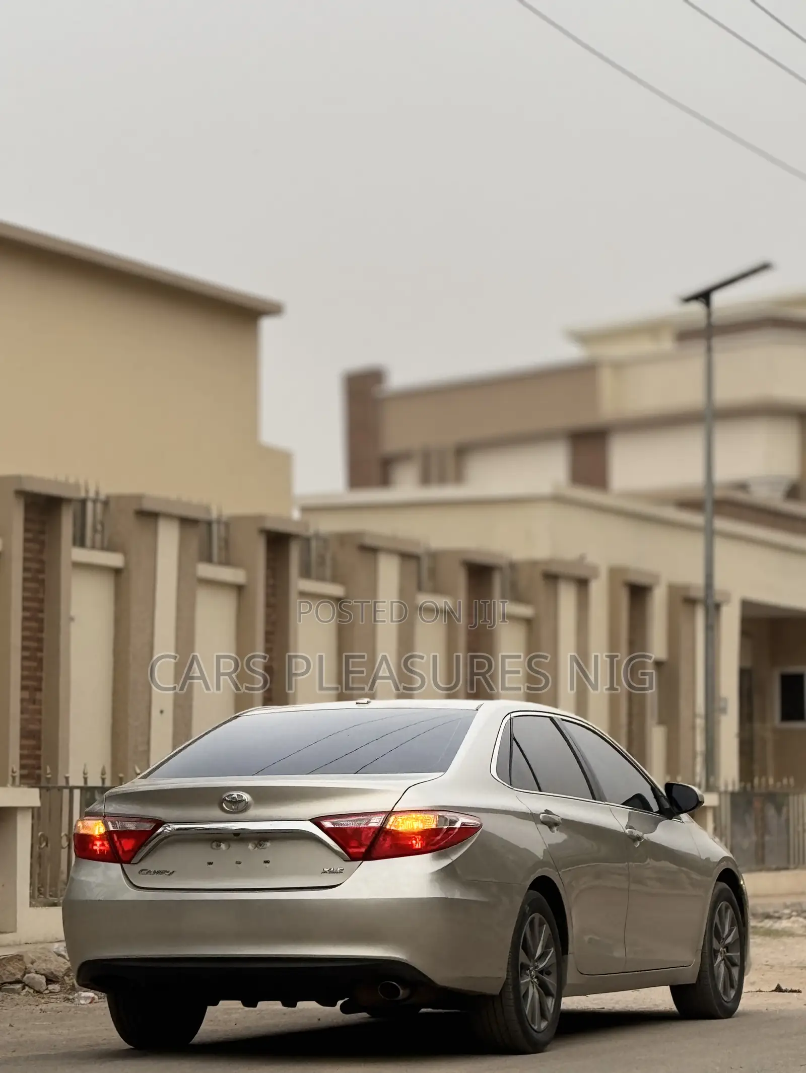 Toyota Camry XLE 4dr Sedan (2.5L 4cyl 6A) 2016 Gold