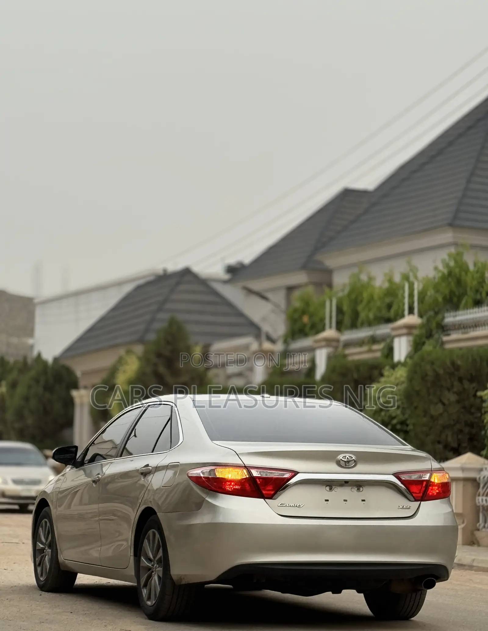 Toyota Camry XLE 4dr Sedan (2.5L 4cyl 6A) 2016 Gold