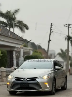 Toyota Camry XLE 4dr Sedan (2.5L 4cyl 6A) 2016 Gold