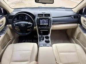 Toyota Camry XLE 4dr Sedan (2.5L 4cyl 6A) 2016 Gold