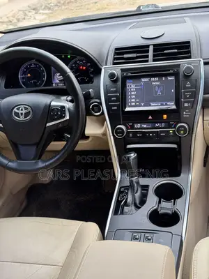 Toyota Camry XLE 4dr Sedan (2.5L 4cyl 6A) 2016 Gold
