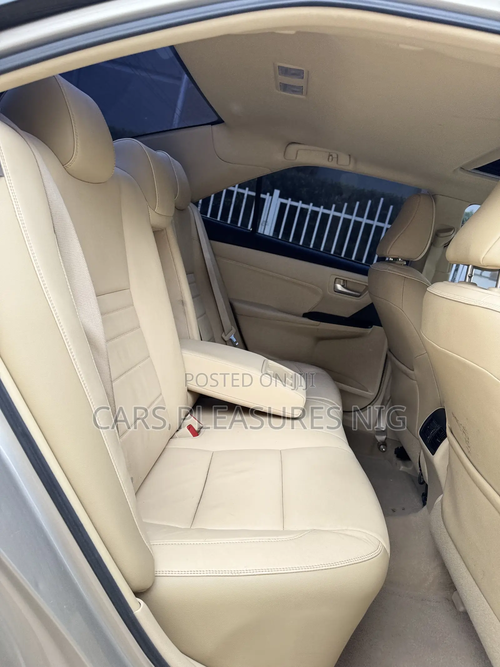 Toyota Camry XLE 4dr Sedan (2.5L 4cyl 6A) 2016 Gold