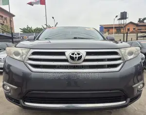Toyota Highlander SE 3.5L 4WD 2013 Gray