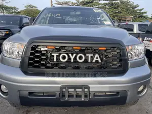 Toyota Sequoia Platinum FFV 4dr SUV 4WD (5.7L 8cyl 6A) 2014 Gray