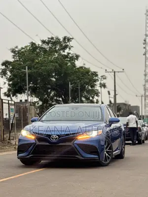 Toyota Camry XLE FWD 2020 Blue