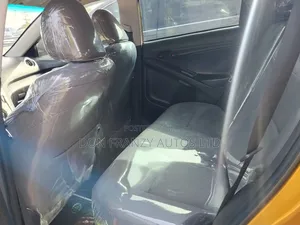 Toyota Matrix Hatchback FWD (1.8L 4cyl 5M) 2010 Gold