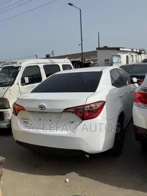 Toyota Corolla LE (1.8L 4cyl 2A) 2018 White