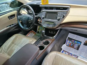 Toyota Avalon Limited 4dr Sedan (3.5L 6cyl 6A) 2014 Gold