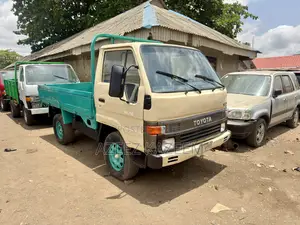 Toyota Dyna 100 Old Model 98