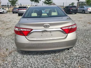 Toyota Camry LE 4dr Sedan (2.5L 4cyl 6A) 2016 Gold