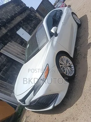 Toyota Camry XLE FWD (2.5L 4cyl 8AM) 2018 White