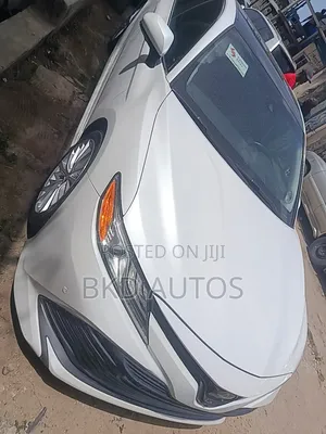 Toyota Camry XLE FWD (2.5L 4cyl 8AM) 2018 White
