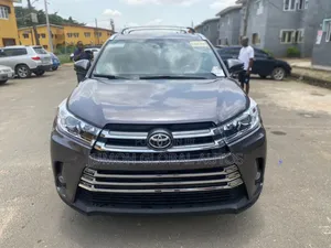 Toyota Highlander XLE 4x2 V6 (3.5L 6cyl 8A) 2018 Gray