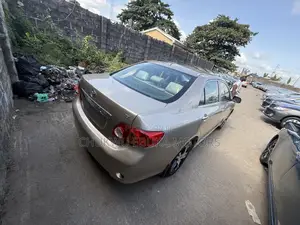 Toyota Corolla LE 4dr Sedan (1.8L 4cyl 4A) 2010 Gold