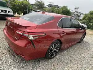 Toyota Camry SE (2.5L 4cyl 8A) 2019 Maroon