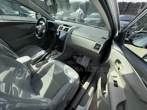 Toyota Corolla LE 4dr Sedan (1.8L 4cyl 4A) 2013 Silver