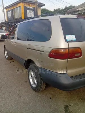 Toyota Sienna CE & 1 hatch 2000 Gold