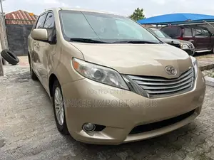 Toyota Sienna 2012 Gold