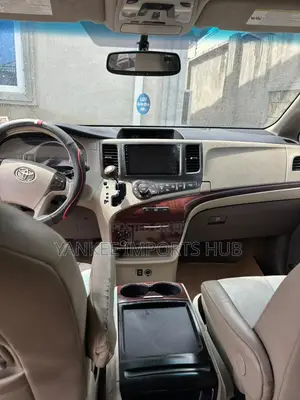 Toyota Sienna 2012 Gold